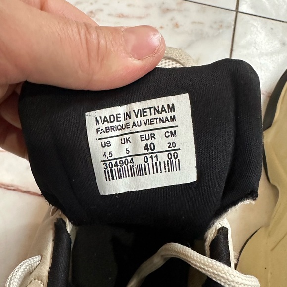 Nike Women's Sneakers in Cream and Black - Picture 2 of 6